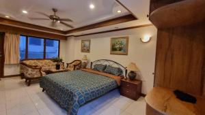 250 metre stroll to Walking Street - Yensabai Condotel