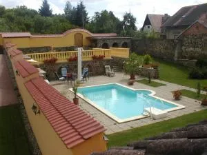 Penzion a Restaurace Nad Hradem - Lašovice