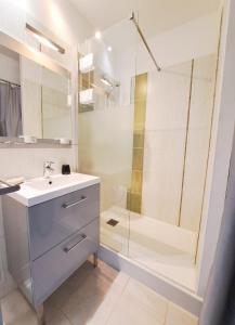 Appartements L-Oceanic - APPARTEMENT VUE MER, 50m DE LA PLAGE, RESIDENCE, TERRAIN DE TENNIS, WIFI : photos des chambres