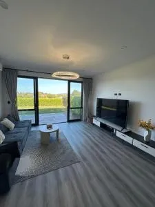 Modern Comfort Retreat - Omanawa