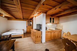 Vineyard Cottage Maleric with Pool Access 