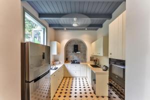 Villa Lluvia 5bhk-Huge Pvt Pool-Caretaker-Bathtub-Big Garden-Genset Backup- Siolim