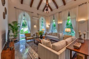 Villa Lluvia 5bhk-Huge Pvt Pool-Caretaker-Bathtub-Big Garden-Genset Backup- Siolim