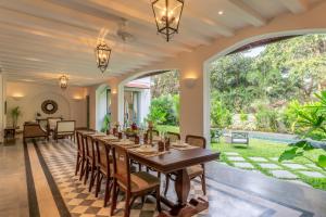 Villa Lluvia 5bhk-Huge Pvt Pool-Caretaker-Bathtub-Big Garden-Genset Backup- Siolim