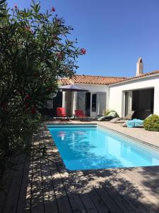 ღ Plein Soleil En Ré Villa Spacieuse avec Piscine & Wifi - 4hvězdičkové hotely ve městě Le Bois-Plage-en-Ré