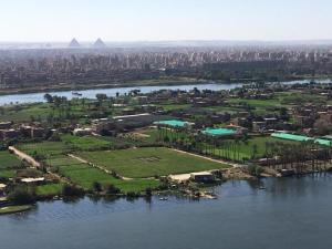 شقة على النيل مباشر بالمعادى 3 غرف الدور 31 فيو الاهرامات