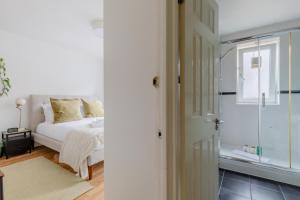 Stylish 2BD Home with Private Garden Nine Elms