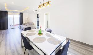 Cubos Luna Town Center Apartment