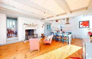 Maisons de vacances 2 Bedroom Gorgeous Home In Grassac : photos des chambres
