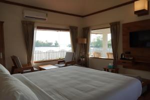 Kaayal Villa Lakefront Luxury by Hotelbuz