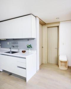 Modern 2 Bedroom 2 Bed 1-Bathroom Apartment for Rent in Gangnam Seou