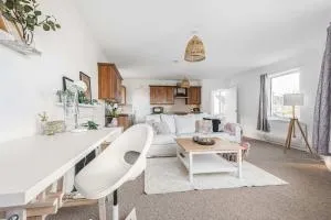 Lovely 2 Bedroom Maisonette with Parking in Tonbridge - 塞文欧克斯