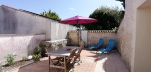 Maisons de vacances Les Roses Tremieres - A 1km de la gare garage : photos des chambres