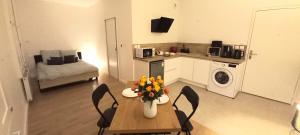 Grand studio parking-bord de Loire- hyper centre