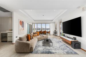 Beachfront 3BR Penthouse with Private Rooftop Pool - Laguna, BangTao