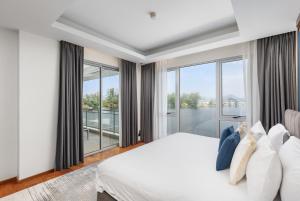 Beachfront 3BR Penthouse with Private Rooftop Pool - Laguna, BangTao