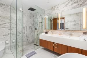 Beachfront 3BR Penthouse with Private Rooftop Pool - Laguna, BangTao