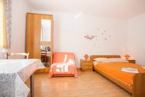 Apartments with pool Ivana Krk 