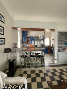 Villa Les Algues, les pieds dans leau sur la plage de Rènecros