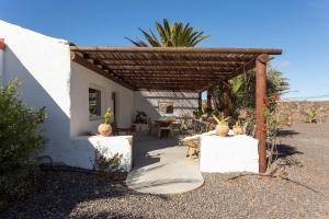 Rustic Chalet with pool in Lajares center