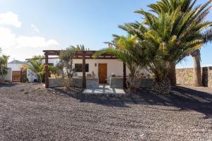 Rustic Chalet with pool in Lajares center