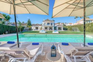 VACATION MARBELLA I Villa Milka, Frontline Golf, Giant Private Heated Pool, Close to High-end Restaurants, 8min Puerto Banus, Cine Room