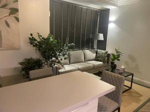 NW119SG-ModernApt-2Guests-2Br-1minHighStreet