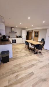 Grand logement familiale neuf dexception idéalement situé à Isola 2000 - Plus de 100m2 de confort, 4 chambres, immense terrasse panoramique vue exceptionnelle montagnes et pistes, proximité immédiate funiculaire et centre station