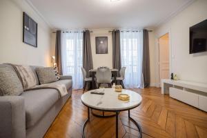 CIA - rue du Colisée, near Champs Élysées