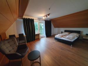 Gemütliches Privatzimmer mit französischem Doppelbett an der Universitätsklinik Mainz