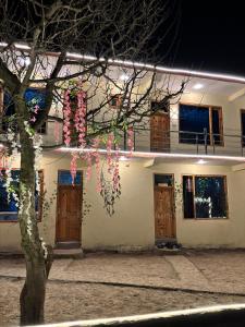 Shalom Guesthouse and Cafe