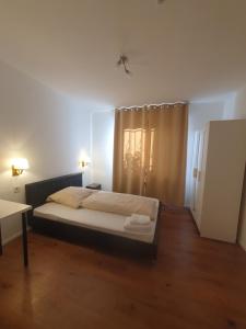 Gemütliches Privatzimmer mit französischem Doppelbett an der Universitätsklinik Mainz
