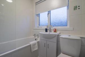 Boswell House - Modern 3 Bed House East Kilbride Close to Motorway