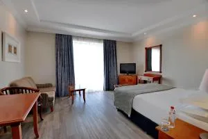 Courtyard Hotel Gqeberha - Addo