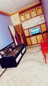 SJ HOMESTAYs 1 - Тірупаті