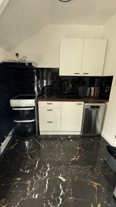 Kingston Studio, ideal for professionals relocators and leisure stays, near Kingston Station and Shopping Centre