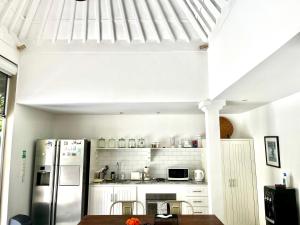 VILLA BELLA - Walking Distance to the Beach