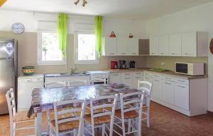 Maisons de vacances Stunning Home In Vaison La Romaine : photos des chambres