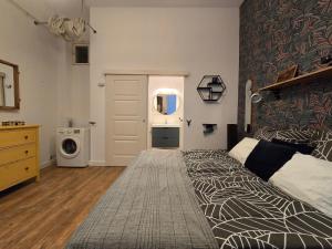 Quiet Apartment 2BR, 2BA, AC &Central Gem Free Parking