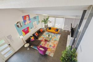 Posh 5BD w Pool Hot Tub Cinema Patio Foosball