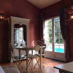 Maisons de vacances Gites Climatises Piscine Chauffee La Balancelle : photos des chambres