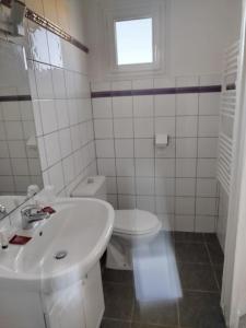 Hotels Le Crist'Al, hotel et restaurant, partiellement climatise, en front de mer et centre ville : Chambre Triple Économique