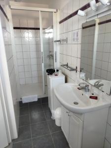 Hotels Le Crist'Al, hotel et restaurant, partiellement climatise, en front de mer et centre ville : photos des chambres