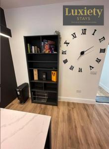 Sleek & Stunning 2BR APT By Luxiety Stays Short Lets & Serviced Accommodation Southend on sea With Free WiFi, Smart TV, Netflix