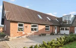 4 Bedroom Beautiful Home In Holstebro - Avlum