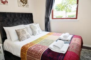 2 Bed Flat - Sleeps 4 - Parking - Wifi