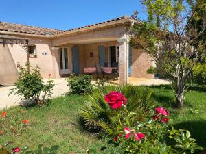 B&B / Chambres d'hotes Mas de la Cigaline Gite & chambres d'hotes Var : Chambre Lit King-Size - Vue sur Jardin