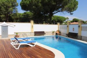 Villa con piscina junto a la playa