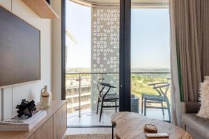 Cozy Stay at The Ellipse Waterfall