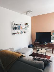 Warm, spacious city stay